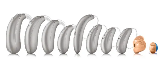Reihe verschiedener Hörgeräte-Modelle in unterschiedlichen Größen, von Hinter-dem-Ohr bis Im-Ohr, auf schwarzem Hintergrund.